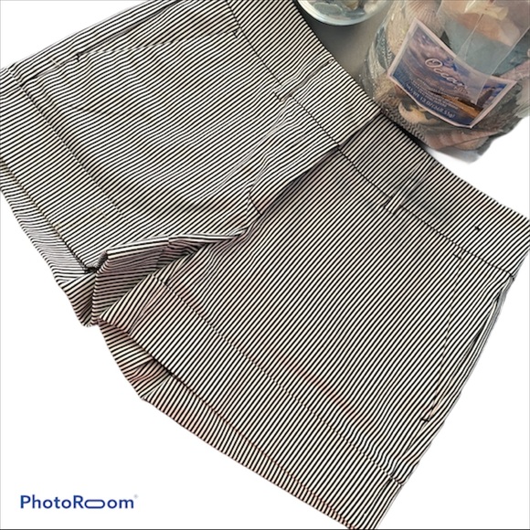 🍒NY & CO. STRIPED BLACK AND WHITE SHORT SIZE 2 - Picture 2 of 7